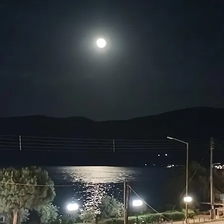 με θέα στη θάλασσα στα * Loutra Oraias Elenis