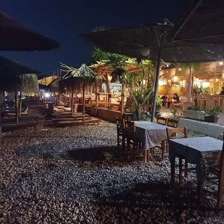 με θέα στη θάλασσα στα Loutra Oraias Elenis