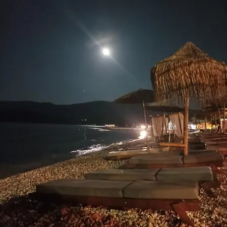 με θέα στη θάλασσα στα Loutra Oraias Elenis