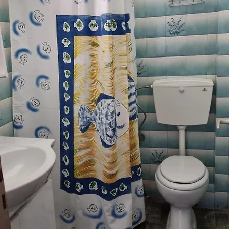 με θέα στη θάλασσα στα Loutra Oraias Elenis