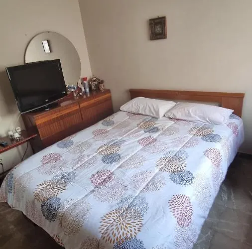 με θέα στη θάλασσα στα * Loutra Oraias Elenis