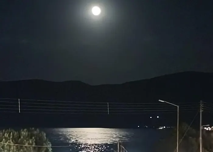 με θέα στη θάλασσα στα * Loutra Oraias Elenis