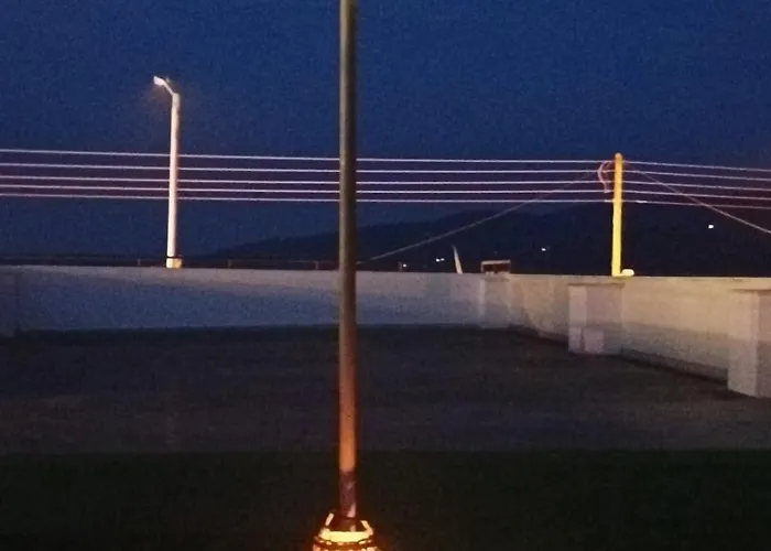 με θέα στη θάλασσα στα * Loutra Oraias Elenis