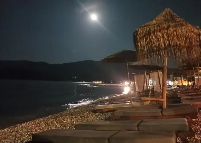 με θέα στη θάλασσα στα Loutra Oraias Elenis